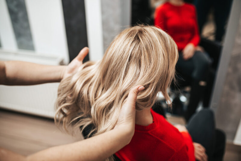 Jak wzmocnić przesuszone włosy, by można je było rozjaśnić