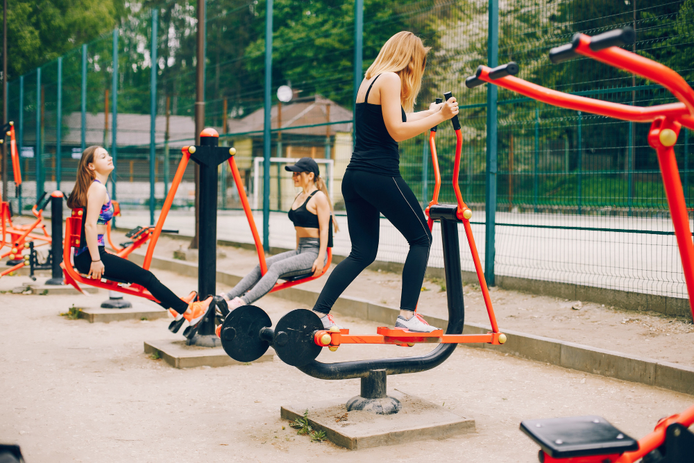 Siłownie plenerowe i strefy street workout, czyli aktywna przestrzeń dla mieszkańców