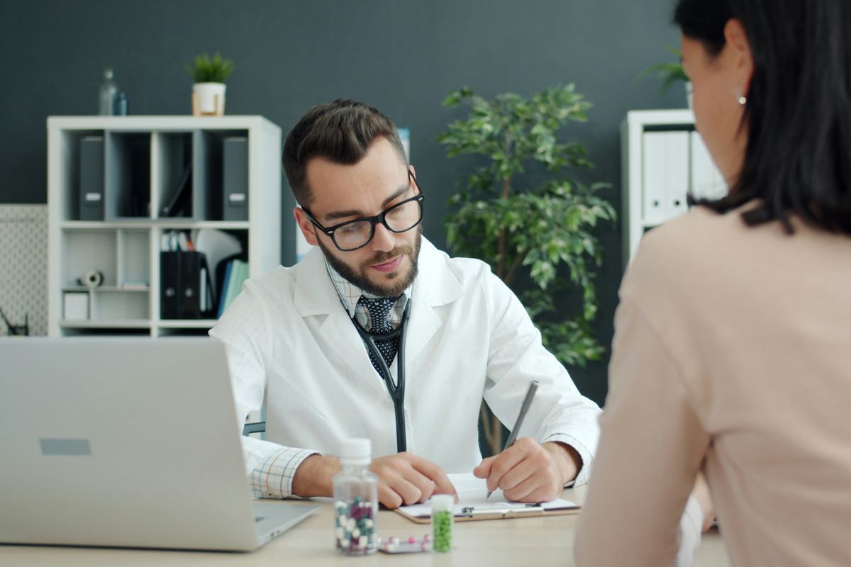 Jak działa e-recepta i co zrobić, gdy kończą się stale przyjmowane leki?